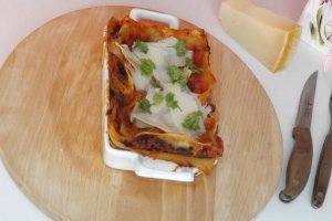 Lasagna cu ghebe, sos de rosii, mozzarella si parmezan