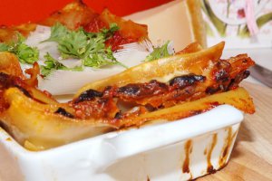 Lasagna cu ghebe, sos de rosii, mozzarella si parmezan