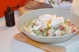 Fusilli cu salata si oua posate