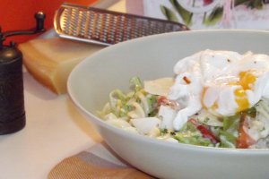 Fusilli cu salata si oua posate
