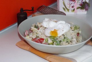 Fusilli cu salata si oua posate