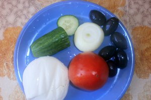 Salata de paste cu legume, masline si mozzarella