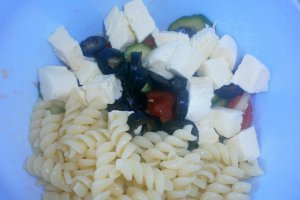Salata de paste cu legume, masline si mozzarella