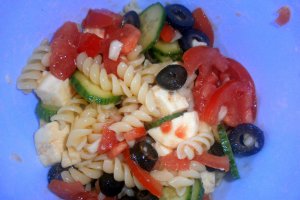 Salata de paste cu legume, masline si mozzarella