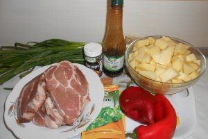 Ceafa de porc la cuptor si cartofi la tuci