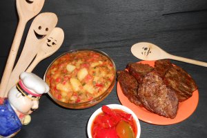 Ceafa de porc la cuptor si cartofi la tuci