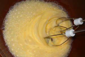 Desert nuci umplute cu crema de ciocolata