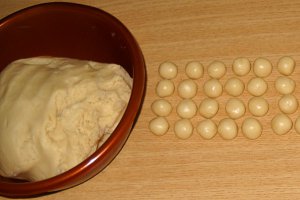 Desert nuci umplute cu crema de ciocolata