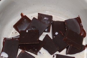 Desert nuci umplute cu crema de ciocolata