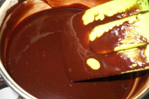 Desert nuci umplute cu crema de ciocolata