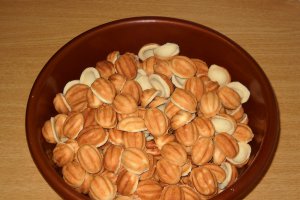 Desert nuci umplute cu crema de ciocolata