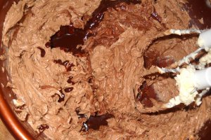 Desert nuci umplute cu crema de ciocolata