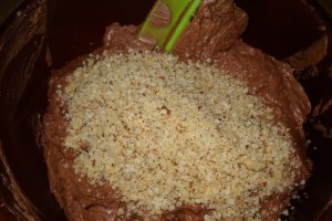 Desert nuci umplute cu crema de ciocolata