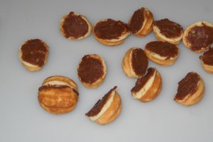 Desert nuci umplute cu crema de ciocolata