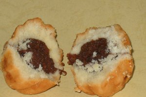 Desert nuci umplute cu crema de ciocolata