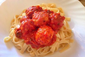 Tagliatelle cu perisoare in sos de rosii
