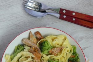 Tagliatelle cu broccoli si galbiori