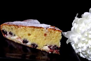 Prăjitură cu cremă de brânză şi vişine