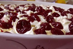Prăjitură cu cremă de brânză şi vişine