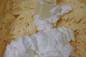 Prăjitură cu cremă de brânză şi vişine