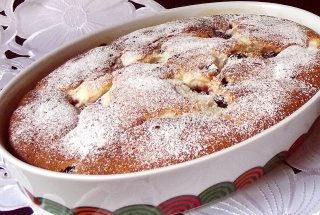 Prăjitură cu cremă de brânză şi vişine