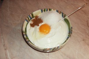Plăcintă crocantă cu prune şi scorţişoara