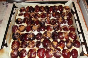 Plăcintă crocantă cu prune şi scorţişoara