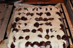Plăcintă crocantă cu prune şi scorţişoara