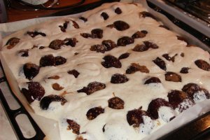 Plăcintă crocantă cu prune şi scorţişoara