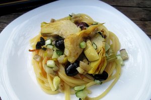 Spaghete cu ragu bogat in legume