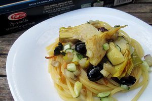 Spaghete cu ragu bogat in legume