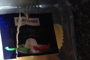 Panzerotti in sos de rosii cu busuioc si patrunjel
