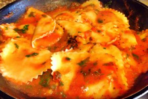 Panzerotti in sos de rosii cu busuioc si patrunjel