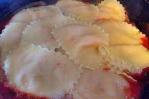 Panzerotti in sos de rosii cu busuioc si patrunjel