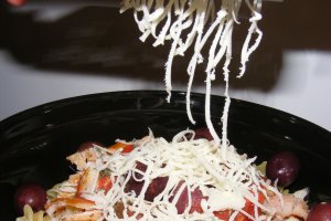 Salată de paste cu păstrăv afumat şi sos de roşii