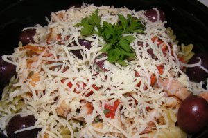 Salată de paste cu păstrăv afumat şi sos de roşii