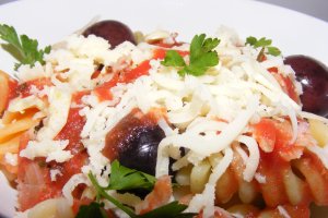 Salată de paste cu păstrăv afumat şi sos de roşii