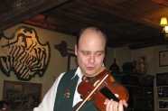 Chef cu lautari intr-o crasma din Viena (Grinzing)
