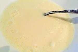 Crema de lapte in sirop de dulceata de trandafiri