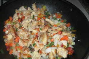 Piept de pui cu legume si orez brun