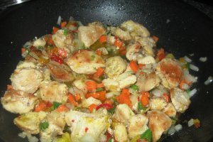 Piept de pui cu legume si orez brun