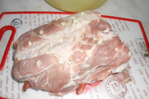 Ceafa de porc impanata coapta-n oala de lut
