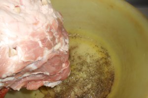 Ceafa de porc impanata coapta-n oala de lut