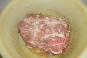 Ceafa de porc impanata coapta-n oala de lut