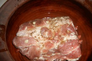 Ceafa de porc impanata coapta-n oala de lut