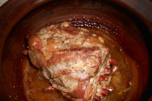 Ceafa de porc impanata coapta-n oala de lut