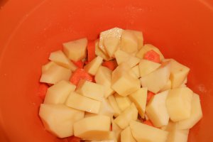 Ceafa de porc impanata coapta-n oala de lut