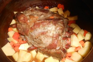Ceafa de porc impanata coapta-n oala de lut