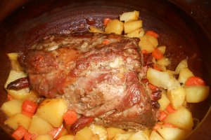 Ceafa de porc impanata coapta-n oala de lut