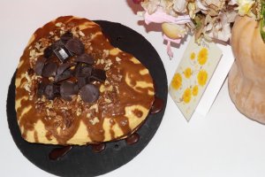 Tort cu ciocolata, nuci si crema de dovleac cu branza
